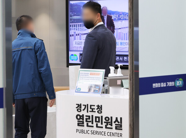 서울중앙지검이 지난 11월 22일 더불어민주당 이재명 대표의 최측근인 정진상 대표실 정무조정실장이 근무한 경기도청을 압수수색 중이다.2022.11.22(연합뉴스)