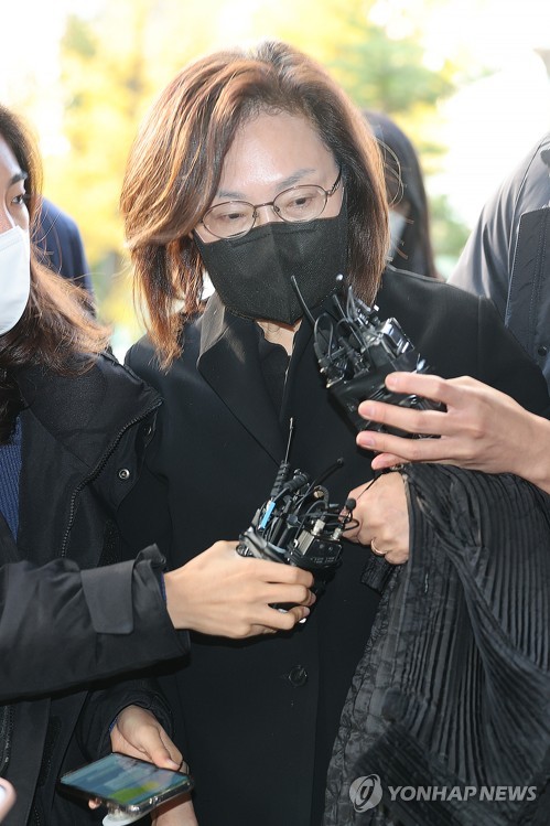 박희영 용산구청장이 지난달 18일 서울 마포구 이태원 사고 특별수사본부(특수본)에서 피의자 신분으로 조사받기 위해 출석하고 있다. 연합뉴스