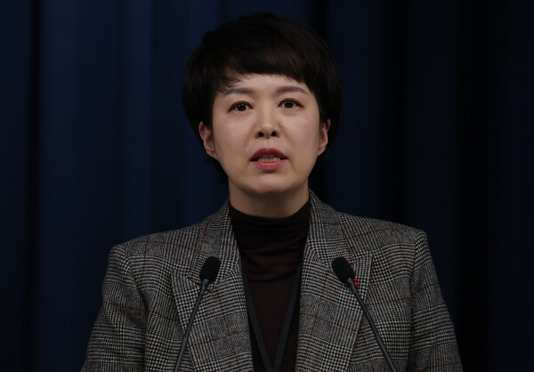 김은혜 대통령실 홍보수석이 9일 오후 서울 용산 대통령실 청사 브리핑룸에서 민주노총 공공운수노조 화물연대본부(화물연대)의 집단운송거부(총파업) 철회 결정에 대한 대통령실 입장에 대해 밝히고 있다. 2022.12.9. 연합뉴스