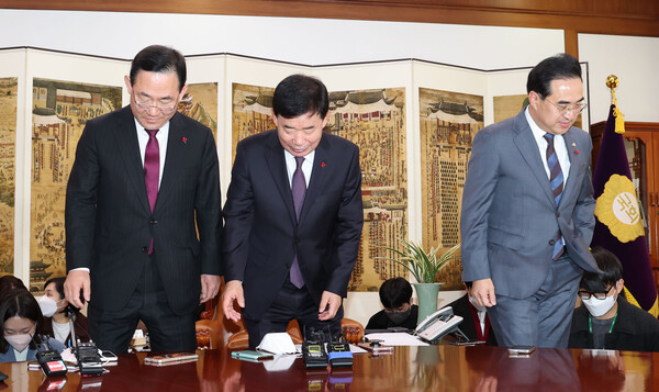 김진표 국회의장(가운데)이 지난 8일 여야 원내대표와 회동을 갖기 위해 자리에 앉고 있다. 2022.12.08(연합뉴스)