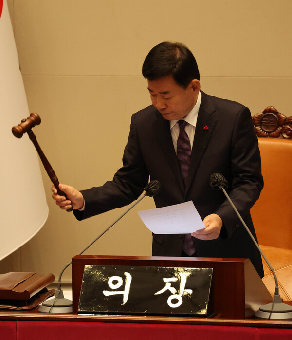 김진표 국회의장이 8일 국회에서 열린 본회의에서 의사봉을 두드리고 있다. 이날 본회의에서는 이상민 행정안전부 장관 해임안 보고 및 각종 법안을 처리했다. 2022.12.8 연합뉴스