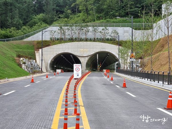 대장동 사업의 수익성을 높이는 요인이 된 서판교터널. 이재명 시장은 원래 성남시에서 부담해야 할 터널공사비를 업체 측에 부담시켜 환수 이익을 더 늘렸다. (사진=성남시 블로그)
