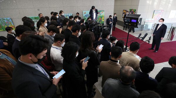 윤석열 대통령이 18일 오전 서울 용산 대통령실 청사로 출근, 기자들과 질의응답을 하고 있다. 2022.11.18 [대통령실통신사진기자단] 연합뉴스