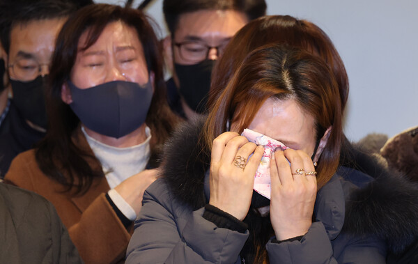 10일 서울 중구 달개비에서 열린 이태원 참사 유가족협의회 창립선언 기자회견에서 참석자들이 눈물을 흘리고 있다. 2022.12.10. 연합뉴스.