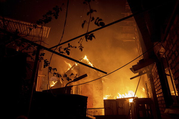 12월 3일 우크라이나 헤르손에서 러시아군의 공격으로 집이 불타고 있는 모습. 러시아군은 헤르손주의 주도 헤르손에서 철수했지만 공격을 계속하고 있어 도시 생활이 정상을 찾지 못하고 있다. AP연합뉴스