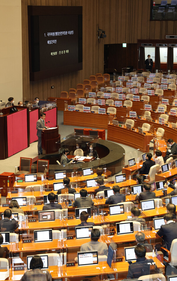 더불어민주당 진성준 원내수석부대표가 11일 오전 이상민 행정안전부 장관 해임 건의안 제안설명을 하고 있다. 2022.12.11(연합뉴스)