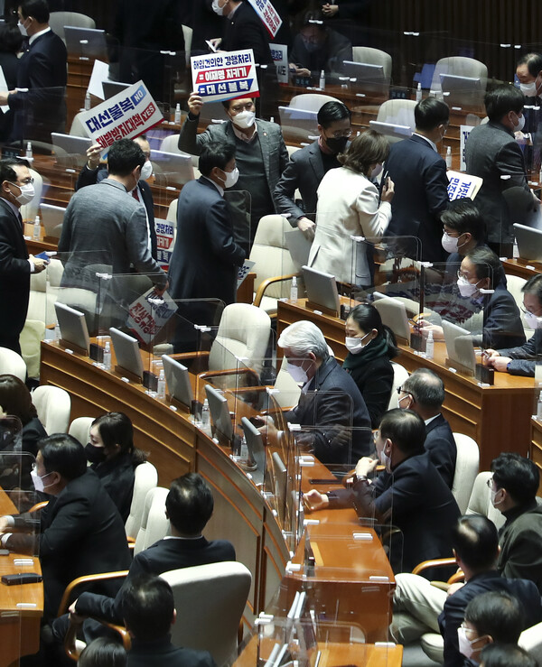 국민의힘 의원들이 11일 오전 국회에서 열린 본회의에서 이상민 행정안전부 장관 해임 건의안 표결에 항의하며 퇴장하고 있다. 2022.12.11(연합뉴스)