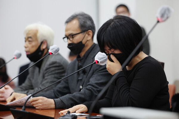 1일 오후 국회에서 열린 용산 이태원 참사 진상규명과 재발방지를 위한 국정조사 특별위원회 유가족 간담회에서 유가족이 울먹이고 있다. 2022.12.1(연합뉴스)