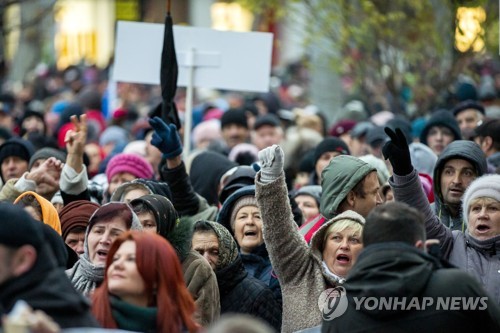우크라이나 전쟁 이후 닥친 경제난에 항의하는 시위대[EPA 연합뉴스 자료사진. 재판매 및 DB 금지]