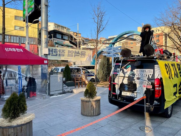 분향소 바로 옆에 위치한 보수단체 천막과 차량. 시민언론 민들레