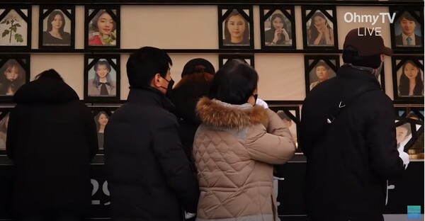 14일 오후 5시쯤 서울 용산구 녹사평역 인근 이태원광장에 마련된 이태원 참사 희생자 시민분향소에서 유족들이 먼저 조문하고 있다. 오마이TV 화면 캡처