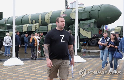 러시아군이 지난 8월 20일 모스크바 외곽 쿠빈카에서 개최한 올해 군사기술포럼 행사장에 전시된 전략미사일 토폴 앞으로 'Z'가 쓰인 검은 셔츠를 입은 남자가 걸어가고 있다. 'Z'는 전쟁 지지를 의미하는 것으로 우크라이나에 침공한 러시아군이 장비에 새겨녛은 문자이다. EPA연합뉴스 