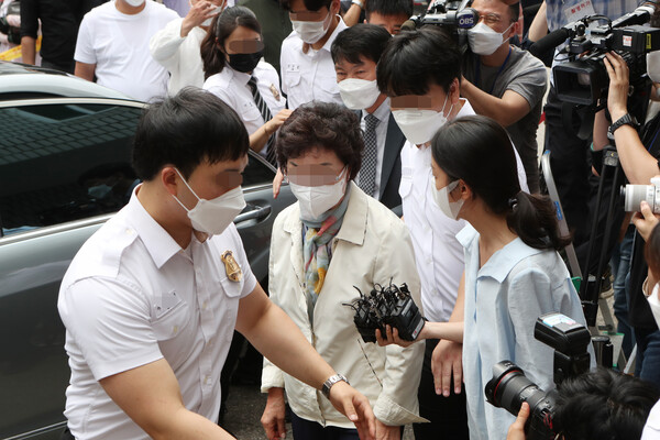 최은순 씨가 2021년 7월 2일 의정부지방법원에서 열린 '요양급여 편취' 사건 1심 선고공판에 출석하고 있다. 이 공판에서 최 씨는 4년형은 선고받고 법정구속됐다. 2021.7.3(연합뉴스)