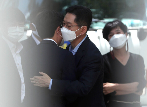 김경수 전 경남지사가 수감일인 2021년 7월 26일 오후 경남 창원시 마산회원구 창원교도소에서 참모진과 인사를 나누고 있다. 오른쪽은 부인 김정순 씨. 2021.7.26(연합뉴스)