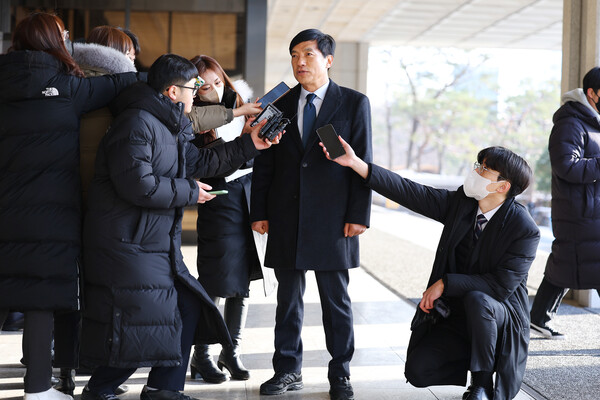 이성윤 전 서울중앙지검장이 16일 서울중앙지검의 소환에 응해 출석하면서 기자들의 질문에 답하고 있다. 2022.12.16.(연합뉴스)