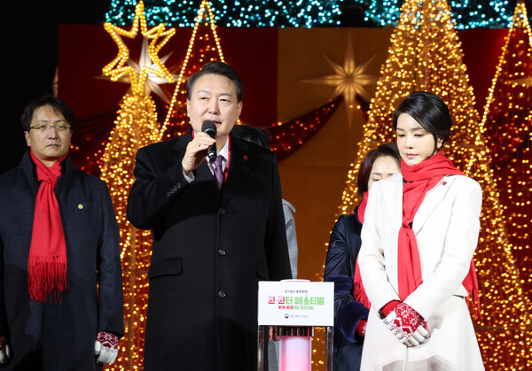 윤석열 대통령이 16일 오후 서울 종로구 열린송현광장에서 열린 윈·윈터 페스티벌 개막식에서 트리 점등을 한 뒤 발언을 하고 있다. 2022.12.16. 연합뉴스