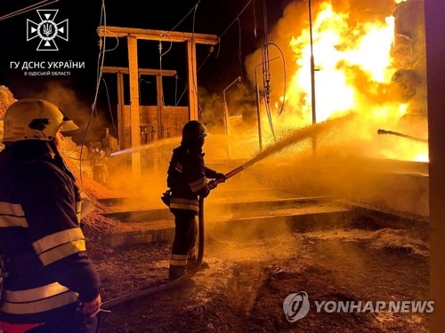 러시아 공습으로 발생한 화재 진압중인 우크라 소방관들(오데사 로이터=연합뉴스) 2022.12.06
