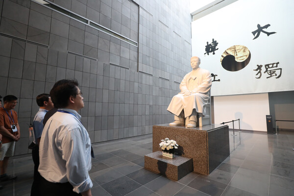 제73주년 광복절 및 정부수립 70주년을 맞아 방한한 안중근 의사의 증손자 토니 안씨가 서울 중구 안중근의사기념관에서 안중근의사 대형 좌상을 바라보고 있다. 2018.8.14(연합뉴스 자료사진)