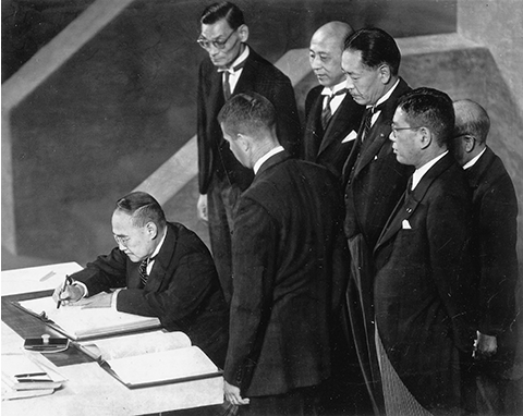 1951년 9월 8일 샌프란시스코에서 강화조약에 서명하는 요시다 시게루 일본 총리. (사진=일본국립공문서관)