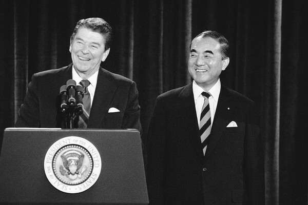 1985년 1월 2일 미국 로널드 레이건 대통령과 일본 나카소네 총리가 회담을 마친 뒤 기자회견을 가지며 함께 웃고 있다. (AP=연합)