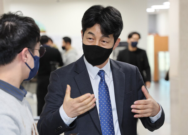 더불어민주당 윤건영 의원이 1일 오후 국회 소통관에서 문재인 전 대통령의 서해피격수사에 대한 공식입장문을 발표한 뒤 취재진의 질문에 답하고 있다. 2022.12.1. 연합뉴스