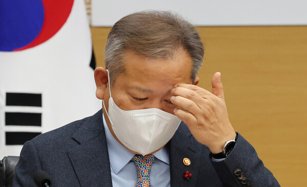 이상민 행정안전부 장관이 20일 오전 세종시 정부세종청사에서 한덕수 국무총리 주재로 열린 국무회의에 참석해 자리하고 있다. 2022.12.20. 연합뉴스