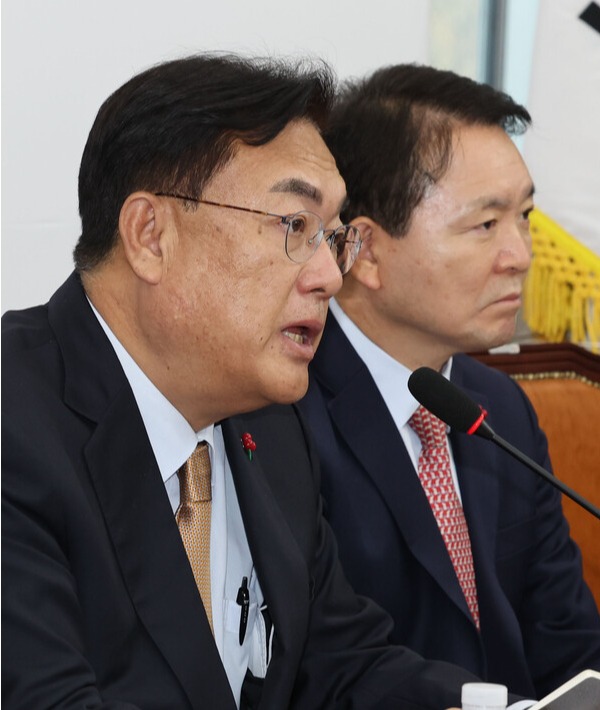 국민의힘 정진석 비상대책위원장이 19일 오전 서울 여의도 국회에서 기자회견을 열고 차기 당 대표와 최고위원을 선출할 때 당원 선거인단 투표 100%를 적용하는 내용의 당헌·당규 개정안을 비상대책위원회의에서 만장일치로 의결했다고 밝히고 있다. 2022.12.19. 연합뉴스