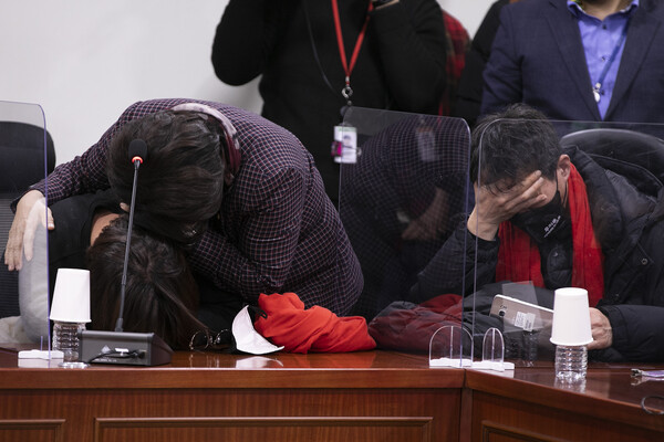 20일 오후 국회 의원회관 제9간담회실에서 열린 이태원 참사 유가족협의회 간담회에서 국민의힘 조은희 의원이 오열하는 유가족을 위로하고 있다. 2022.12.20 [공동취재] 연합뉴스
