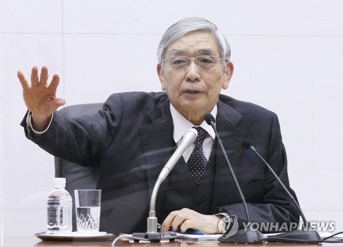 구로다 하루히코 일본은행 총재가 20일 기자회견장에서 장기금리 상한선을 올린 정책변경에 대해 설명하고 있다. 도쿄/ AP 연합뉴스