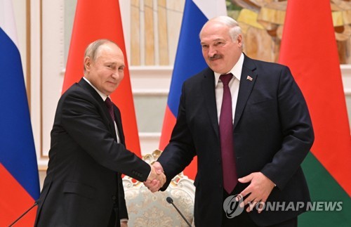 푸틴 대통령이 지난 19일 민스크를 방문해 알렉산드르 루카셴코 벨라루스 대통령과 악수를 하고 있다. 2022.12.19  로이터연합뉴스