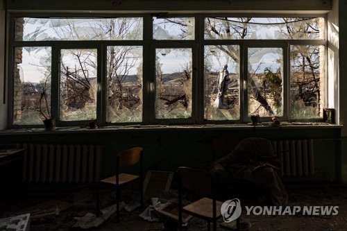 우크라이나군이 지난 9월 러시아군으로부터 탈환한 도네츠크주 보호로디친 마을의 파괴된 학교 건물. 주민들은 일부만 돌아와 무너진 집을 다시 짓고 있다.  2022.12.20  AFP연합뉴스