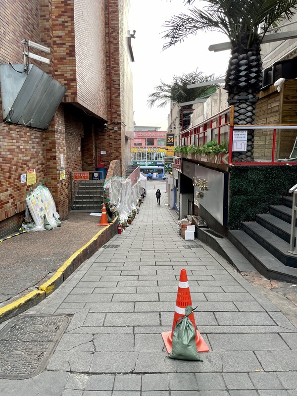이태원 해밀턴호텔 옆 골목. 이 좁고 차가운 길바닥에서 수많은 청년들이 압사당했다. 그들이 애타게 숨쉬기를 바랐을 때 국가는 어디에 있었나. 시민언론 민들레 