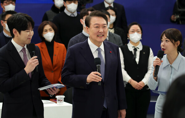 윤석열 대통령이 15일 서울 청와대 영빈관에서 열린 제1차 국정과제 점검회의에서 인사말을 하고 있다. 2022.12.15 [대통령실통신사진기자단] 연합뉴스