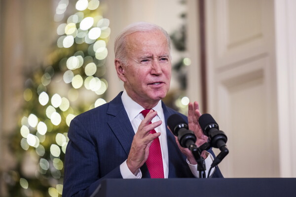 조 바이든 미국 대통령이 성탄절 연휴를 앞둔 지난 22일 워싱턴의 백악관 이스트룸에서 연설을 하고 있다.  2022.12.23. EPA연합뉴스