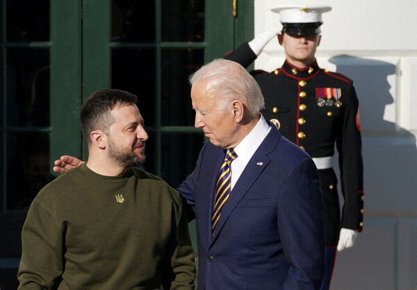 조 바이든 미국 대통령(오른쪽)이 지난 21일 개전 이후 처음으로 워싱턴을 방문한 볼로디미르 젤렌스키 우크라이나 대통령을 백악관에서 맞이하고 있다. 2022.12.21  로이터연합뉴스