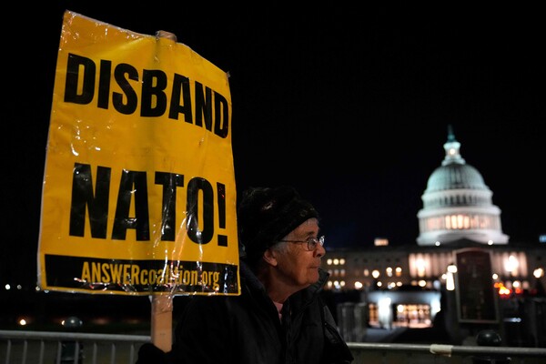 미국 의사당 앞 '나토 해체' 피켓 시위. 2022.12.22. (AFP·게티이미지=연합뉴스)
