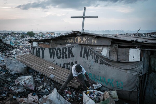 성탄전야 케냐 나이로비의 록 처지 앞에서 쓰레기 더미를 뒤지는 사람. 2022. 12. 24. (AFP=연합뉴스)