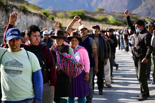 페드로 카스티요 전 페루 대통령 지지자들이 지난 19일 아반카이 입구에서 고속도로를 봉쇄한 채 시위를 벌이고 있다.  아반카이/ AFP 연합뉴스 