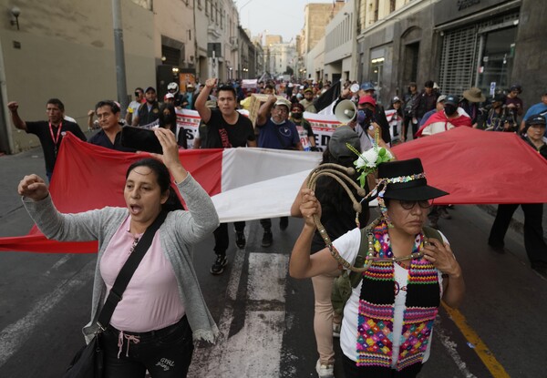 페드로 카스티요 전 대통령 지지자들이 20일 페루 수도 리마에서 시위를 벌이고 있다. 페루 의회는 전국적인 불안정이 계속되는 가운데 조기총선을 잠정 의결했다.  리마/ AP 연합뉴스 