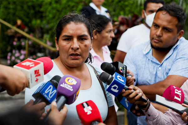 탄핵된 페드로 카스티요 대통령의 조카 빌마 바스케스 카스티요가 22일 수도 리마의 미주 인권위원회(CIDH) 위원들과 만난 뒤 언론의 질문에 답하고 있다. 리마/ 로이터 연합뉴스 