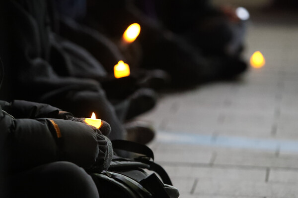  이태원 참사 49일째인 12월 16일 열린 시민 추모제에서 시민들이 촛불을 들고 있다. 2022.12.16. 연합뉴스