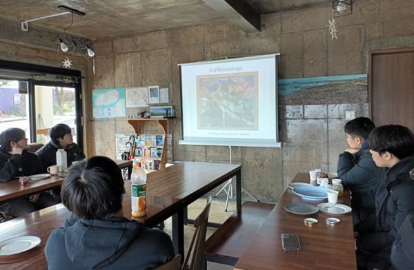 학생들이 18일 키아오라리조트 카페에서 [문장, 엠블럼, 아이콘으로 본 유럽사와 축구 이야기] 강연을 듣고 있다. © 이봉수