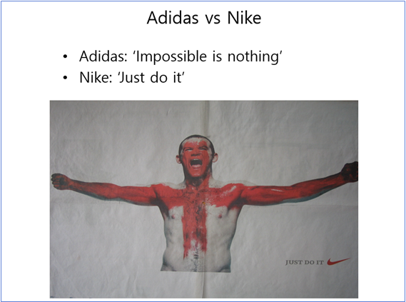 ​‘Just do it’이란 광고문구를 내걸고 스포츠용품 시장의 최강자가 된 나이키가 영국 축구선수 웨인 루니를 모델로 광고를 만들었다. 이 광고는 십자가를 그려 넣어 기독교 단체들한테 신성모독을 했다는 비난을 샀는데 광고주로서는 노이즈 마케팅에 성공한 셈이다. © 이봉수 PPT 자료​