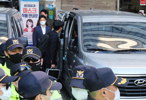 지난 10월 24일 서울 여의도 더불어민주당 중앙당사에서 민주연구원에 대한 압수수색을 마친 검찰 관계자들이 철수하고 있다. 2022.10.24(연합뉴스)