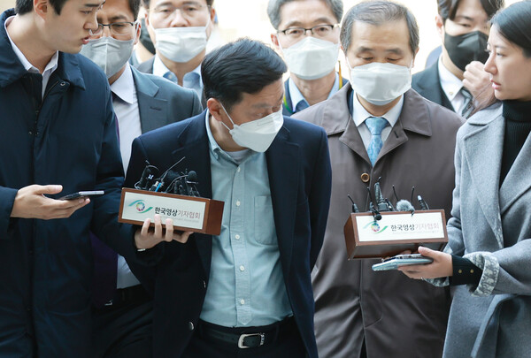 정진상 더불어민주당 대표실 정무조정실장이 11월 18일 서초구 서울중앙지방법원에서 열린 구속 전 피의자 심문(영장실질심사)에 출석하고 있다. 2022.11.18 (연합뉴스)