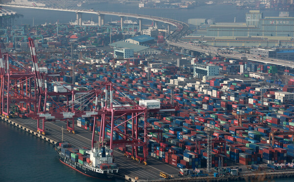 1일 부산항에 컨테이너가 쌓여 있다. 산업통산자원부는 2022년 대한민국의 무역수지 적자가 472억 달러(약 60조 원)로 연간 기준 역대 최대를 기록했다고 밝혔다. 2023.1.1. 연합뉴스