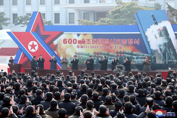초대형 방사포 증정식에 참석한 주민들이 김정은 국무위원장을 비롯한 당 간부들을 바라보며 박수를 치고 있다. 조선중앙통신이 1일 전송한 사진이다.  2023.1.1  연합뉴스 