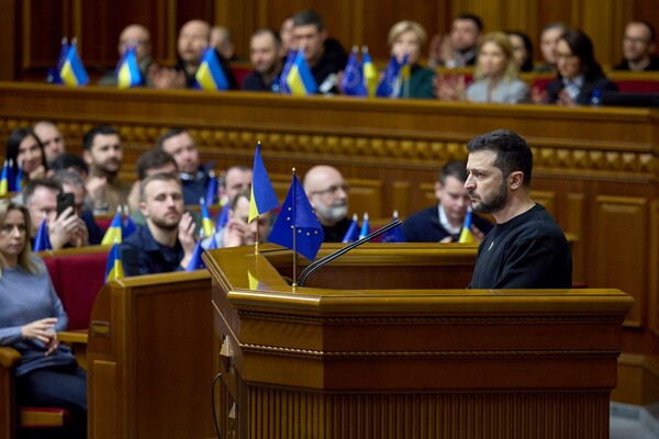 볼로디미르 젤렌스키 우크라이나 대통령이 28일(현지시간) 수도 키이우 의회(최고 라다)에서 연례 연설을 하고 있다. 이날 젤렌스키 대통령은 자국군 전쟁포로 총 1천456명이 포로 교환을 통해 석방됐다며 "내년에는 러시아에 붙들린 우크라이나인들을 모두 석방시키겠다"고 말했다. 2022.12.29. AFP 연합뉴스