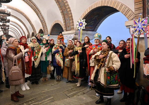 러시아의 우크라이나 침공이 계속되는 가운데 성탄절인 25일(현지시간) 우크라이나 수도 키이우의 한 지하철역 안에서 시민들이 전통의상을 차려입은 채 크리스마스 캐럴을 부르고 있다. 2022.12.26. AFP 연합뉴스  