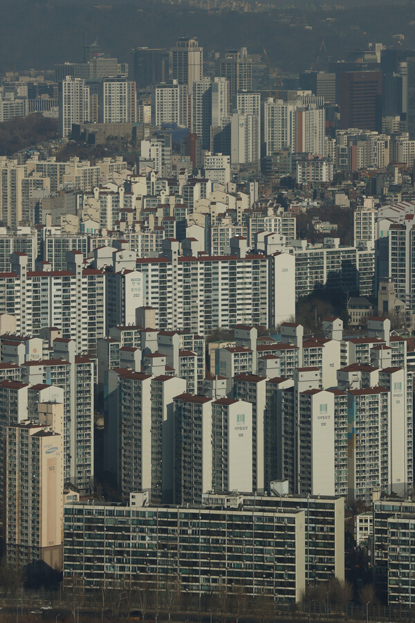 서울 아파트 매수심리가 1년 넘도록 기준선(100) 이하에 머물며 거래 한파를 몰고 왔다. 30일 한국부동산원에 따르면 이번주 서울 아파트 매매수급지수는 63.1을 기록해 지난주 64.0보다 하락했다. 2012년 7월 첫 주 58.3을 기록한 이후 가장 낮은 것이다. 사진은 서울 여의도 63스퀘어 전망대에서 바라본 아파트. 2022.12.30. 연합뉴스